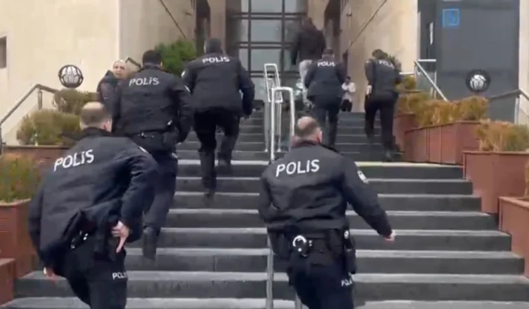 bursa-adliyesi-nde-silahli-saldiri-2-ol-467442-138176-1734078727-743-x750.webp.webp