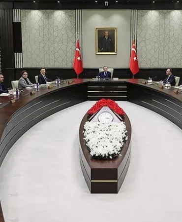 kabine-toplantisi-kbqj-coverpng.webp.webp