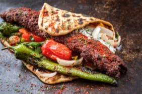 Traditioneller Adana Kebap Grillspieß mit Tomaten und  with tom