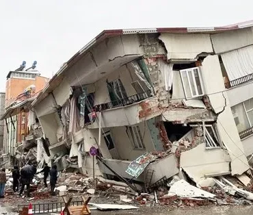 600x314-ruyada-evin-sallanmasi-hayirli-midir-ruyada-deprem-gormek-ne-anlama-gelir-ruyada-depremde-evin-yikildigini-gor-1676886055354
